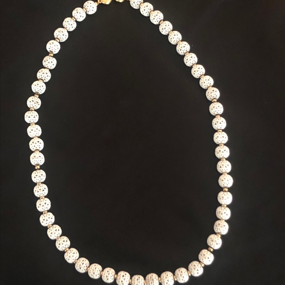 ✅ vintage MONET necklace with brand signature